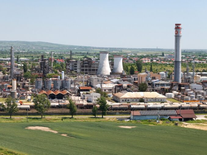 Rompetrol Rafinare trece pe energie verde: Vega Ploiești investește masiv în fotovoltaice și stocare