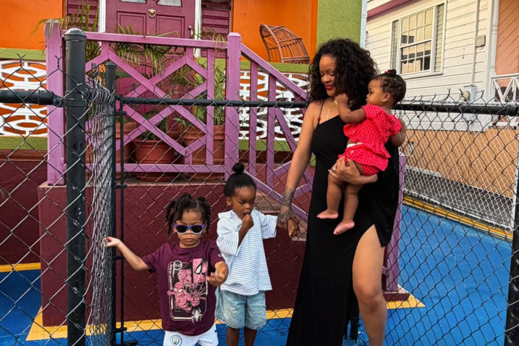 VIDEO Rihanna și-a dus cei trei copii în casa copilăriei sale din Barbados