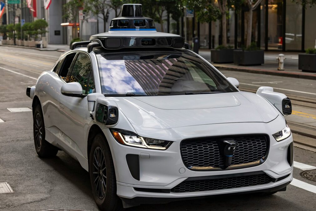 Chinezii de la Pony.ai scot pe piață mii de taxiuri robotizate