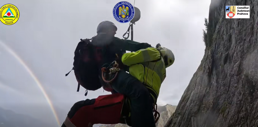 VIDEO „Cea mai tehnică misiune aero din România de până acum”. Imagini spectaculoase cu operațiunea de salvare a celor doi alpiniști germani