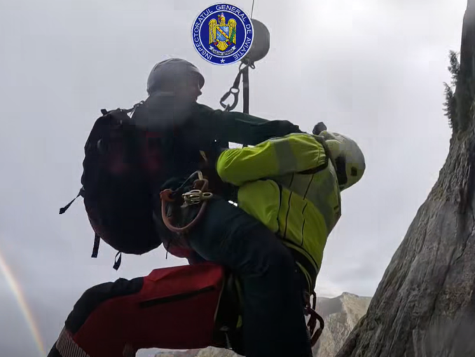 VIDEO „Cea mai tehnică misiune aero din România de până acum”. Imagini spectaculoase cu operațiunea de salvare a celor doi alpiniști germani