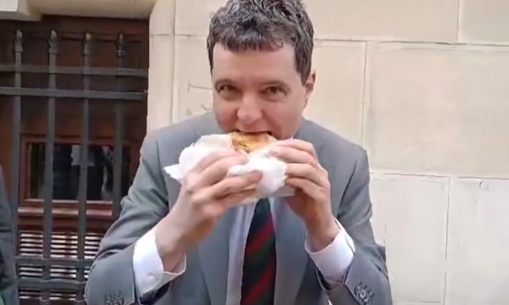 VIDEO Merdenelele lui nea Mihai de la Patiseria Amzei au apărut în campania lui Nicușor Dan pentru Cotroceni. Ironia lui Crin Antonescu