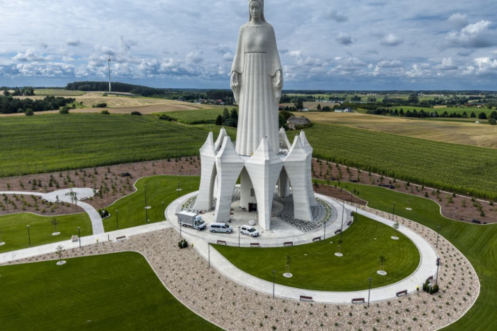 Cea mai înaltă statuie a Fecioarei Maria din Europa, inaugurată într-un mic sat din Polonia