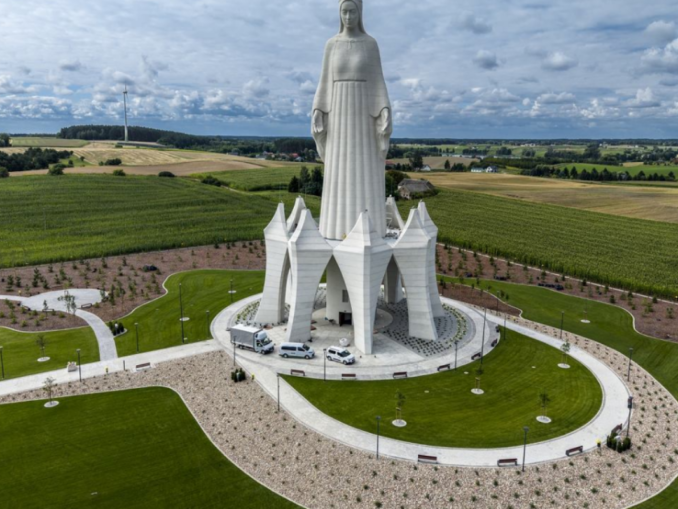 Cea mai înaltă statuie a Fecioarei Maria din Europa, inaugurată într-un mic sat din Polonia