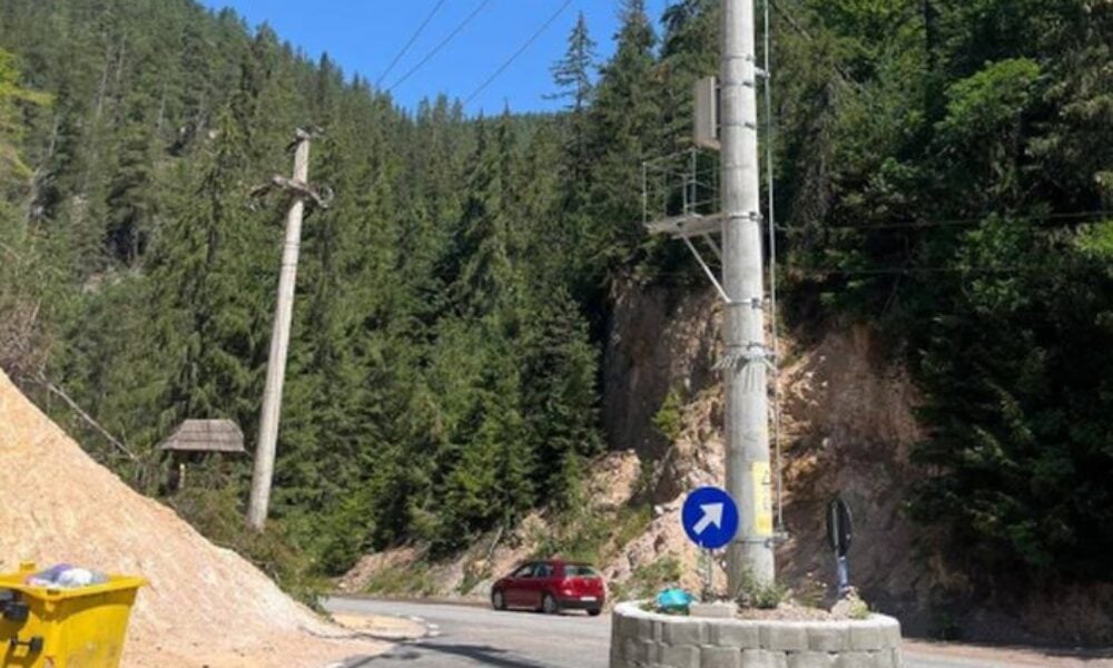 Stâlp „plantat” de constructori în mijlocul unui drum comunal din Alba
