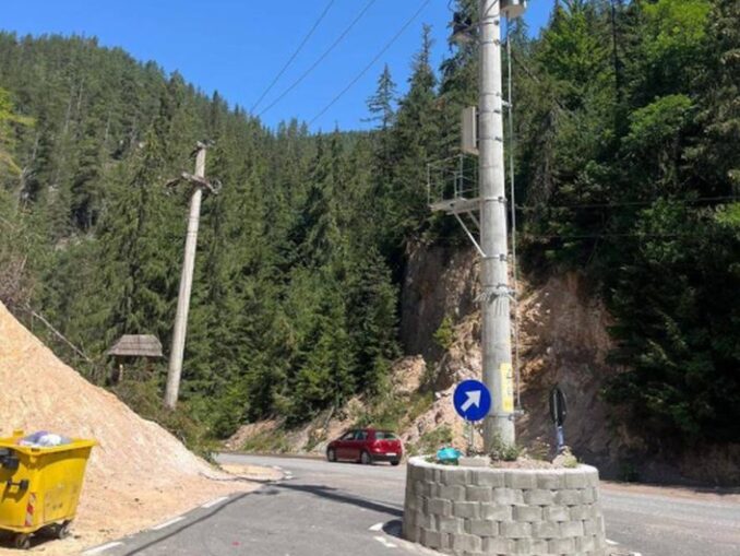 Stâlp „plantat” de constructori în mijlocul unui drum comunal din Alba