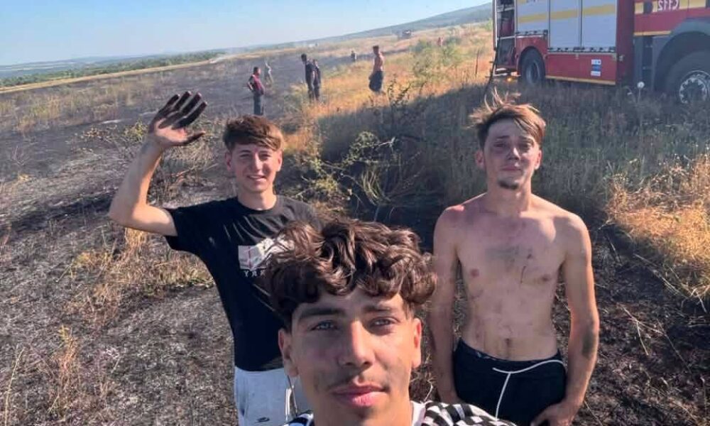 Trei tineri, în prima linie alături de pompieri la incendiul de vegetație din Vrancea