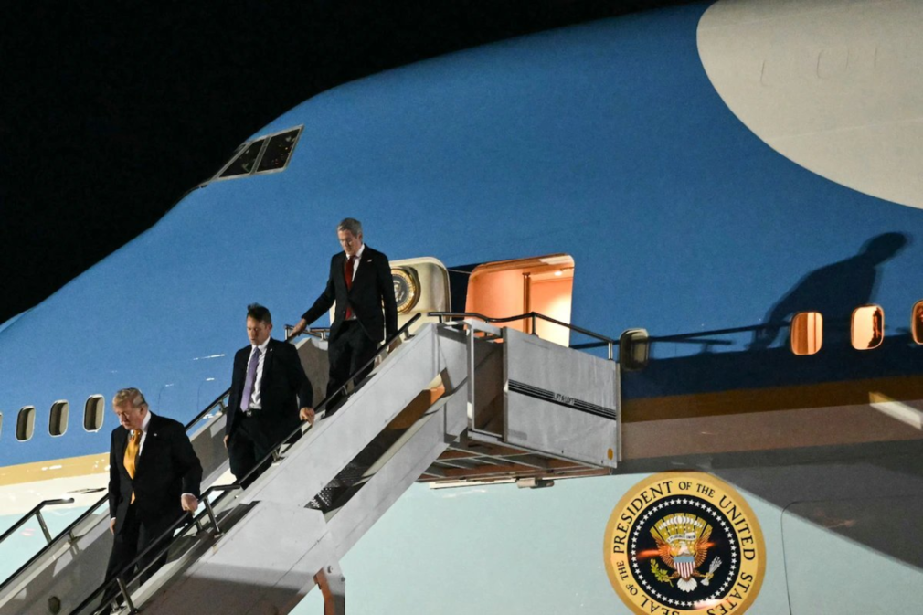 Donald Trump a zburat clandestin. A fost mutat în secret dintr-un avion în altul în Turcia, pe fondul unei amenințări din partea Iranului
