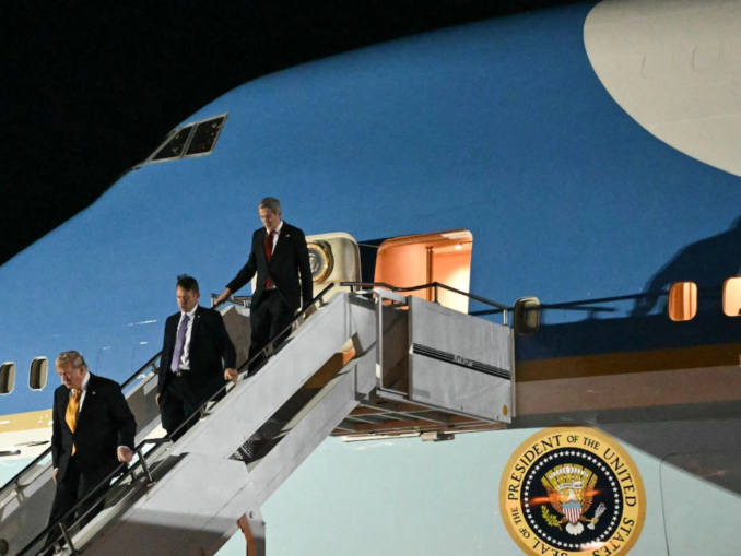 Donald Trump a zburat clandestin. A fost mutat în secret dintr-un avion în altul în Turcia, pe fondul unei amenințări din partea Iranului