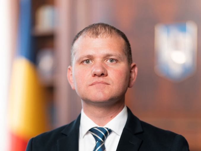 Scandal pe factura Pfizer. AUR atacă la CCR legea votată de PSD, PNL și USR