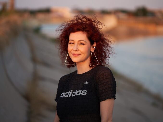 „Îmi doresc să mă întorc mai des către acea formă de curaj, către acea libertate și disponibilitate față de schimbare” – Andreea Tănase, actriță 
