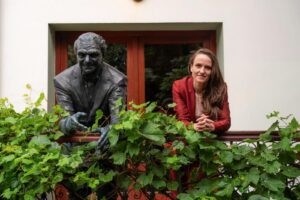 Sursa foto: MAE / Ministrul de Externe, Oana Țoiu, în casa de la Turda a lui Ion Rațiu