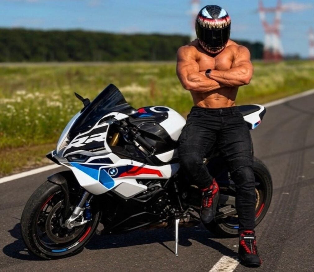 Influencerul Andrei Bordeianu, implicat într-un accident rutier în timp ce se afla pe motocicletă