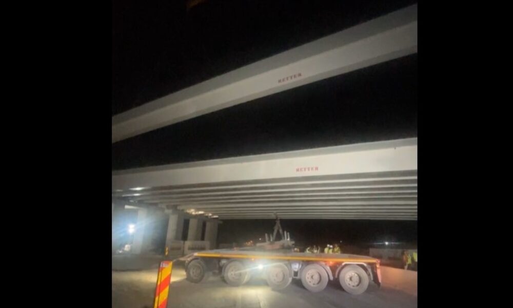 Autostrada A0 a atins o etapă importantă. A fost montată ultima grindă din beton VIDEO