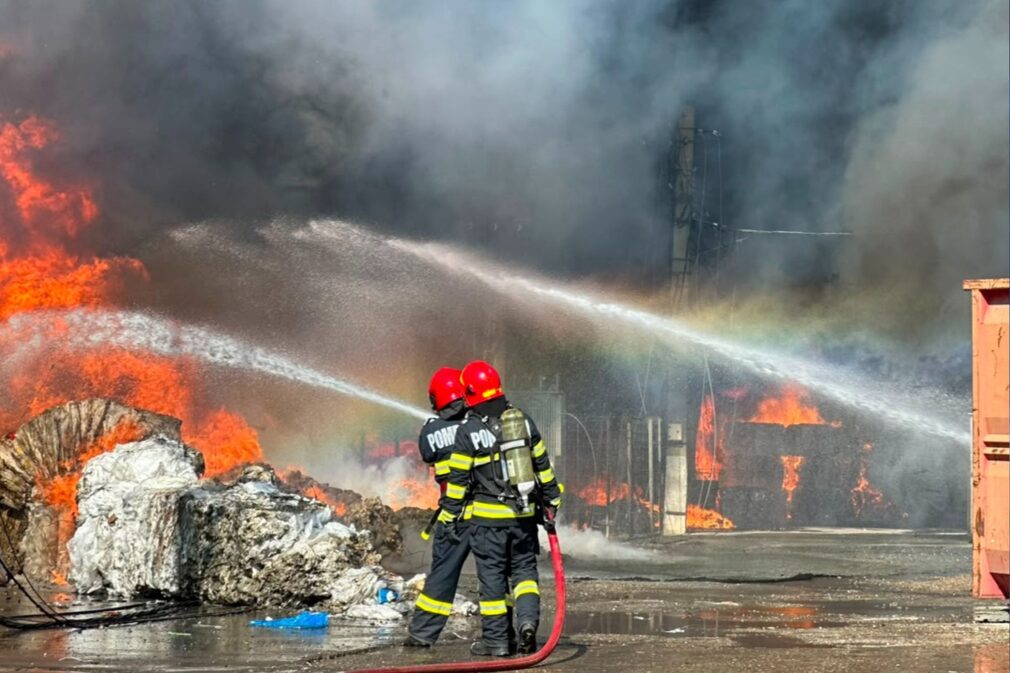 Ro-Alert în Prahova: Mari degajări de fum din cauza unui incendiu la o hală de mase plastice VIDEO