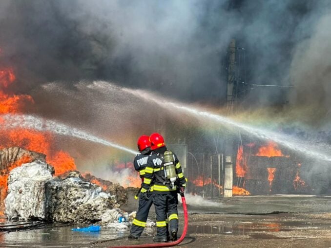 Ro-Alert în Prahova: Mari degajări de fum din cauza unui incendiu la o hală de mase plastice VIDEO