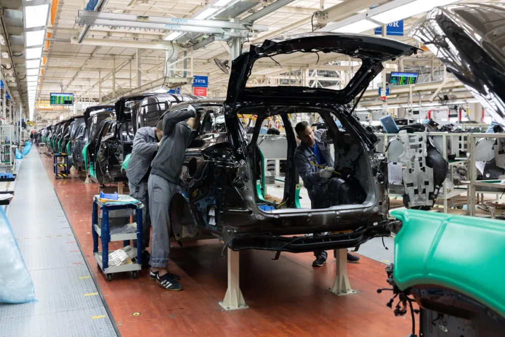 „Situația este mai mult decât critică”. În total, 100.000 de oameni ar putea fi dați afară de la Volkswagen. Gigantul auto are probleme