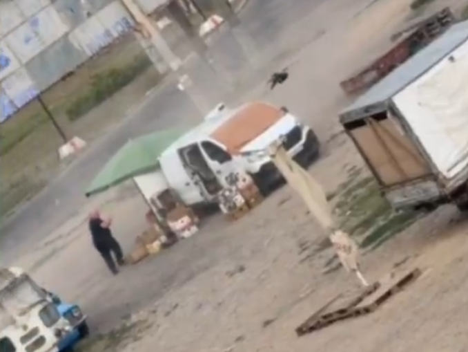 VIDEO Safari rusesc cu drone împotriva civililor din Herson. Un bărbat care vindea legume a fost atacat cu o dronă. Reacția lui Zelenski