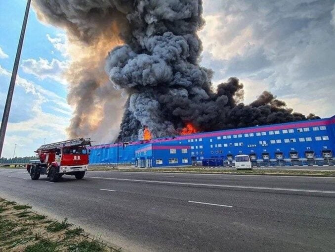 VIDEO Ucraina lovește din nou infrastructura logistică a Rusiei. Trei centre Ozon, atacate într-o singură noapte