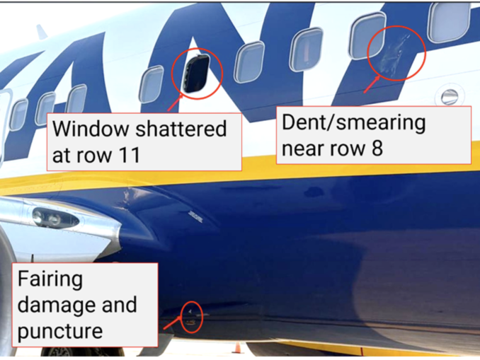 Bucăți dintr-un motor au spart ferestra avionului prin care un bărbat a fost aspirat parțial în exterior, conform unui raport