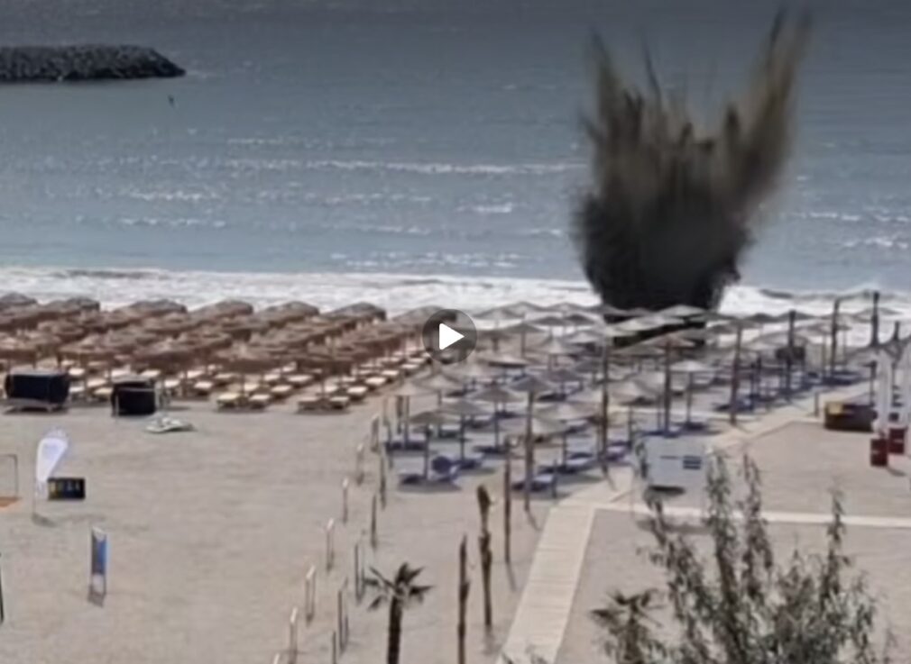 Dronă detonată pe plajă, la Olimp, printre umbreluțe VIDEO