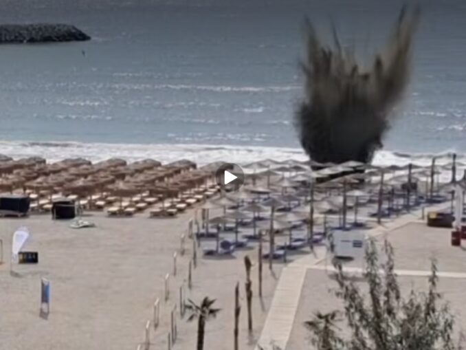 Dronă detonată pe plajă, la Olimp, printre umbreluțe VIDEO