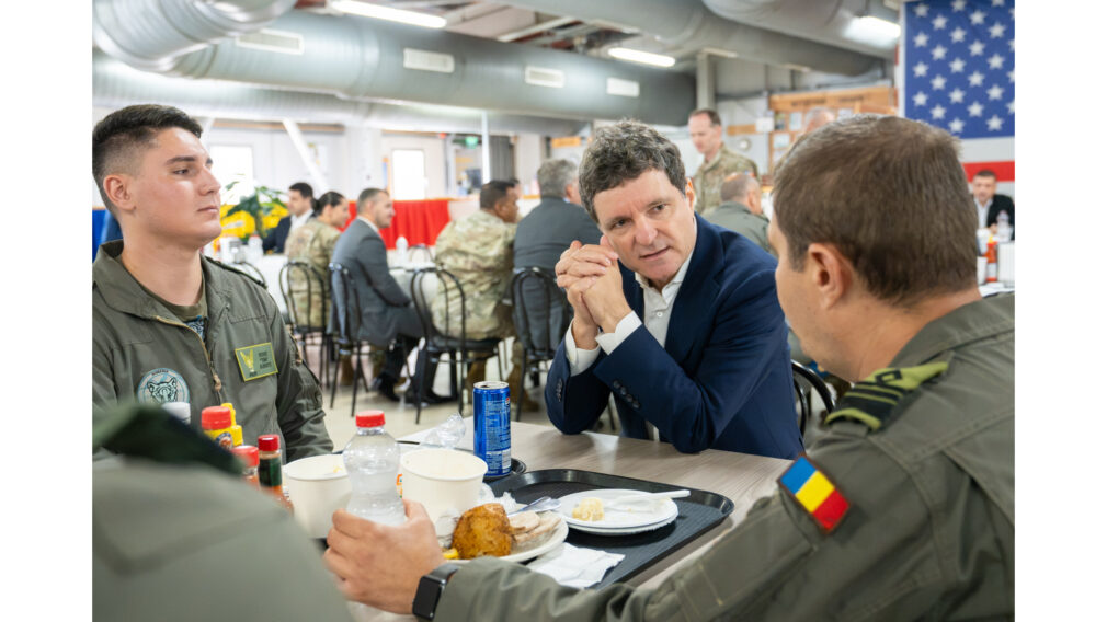 FOTO Nicușor Dan, întâlnire cu o delegație a Congresului SUA, la Baza 57 Mihail Kogălniceanu. A mâncat la popotă cu militarii
