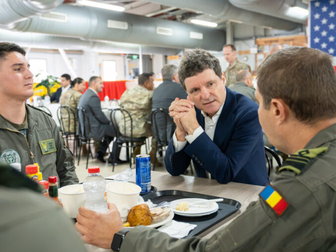 FOTO Nicușor Dan, întâlnire cu o delegație a Congresului SUA, la Baza 57 Mihail Kogălniceanu. A mâncat la popotă cu militarii