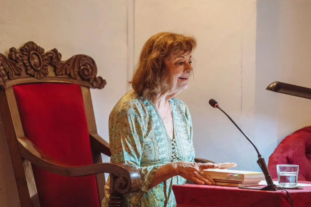 Priviri strecurate printre paginile cărților (IV): Babușka moscovită și grija față de vizitatori