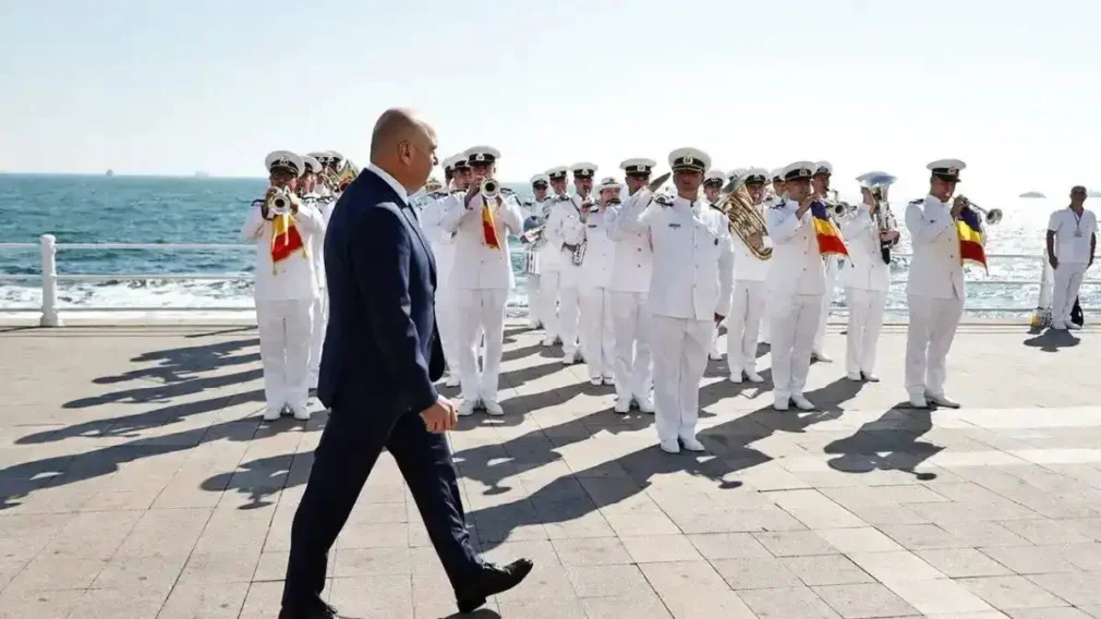 Premierul huiduit la Ziua Marinei, apărat de primarul Capitalei