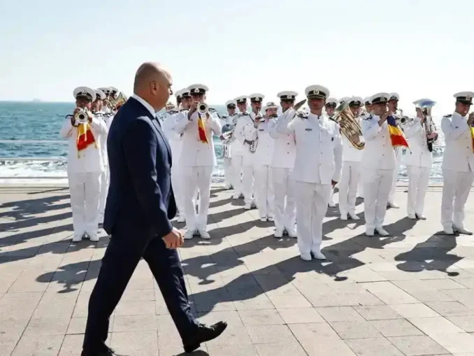 Premierul huiduit la Ziua Marinei, apărat de primarul Capitalei