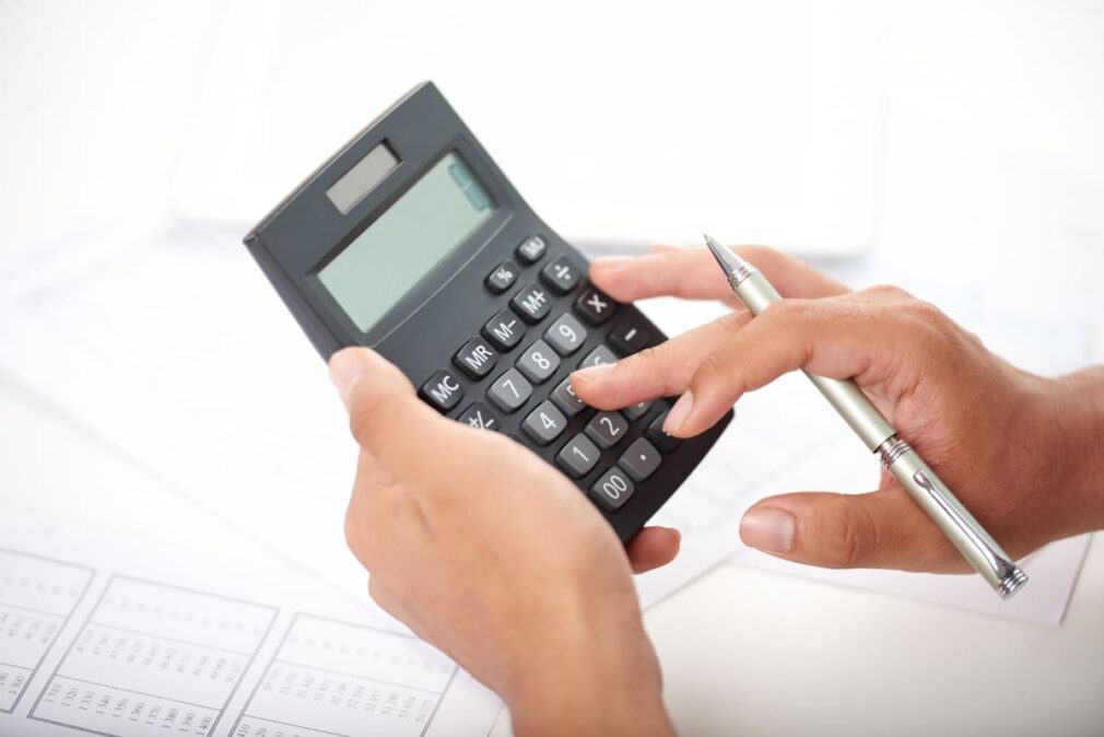 Câți bani a făcut statul român după scumpirea TVA, în timp ce comerțul scade de 11 luni la rând