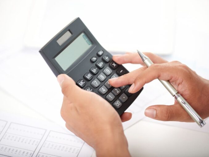 Câți bani a făcut statul român după scumpirea TVA, în timp ce comerțul scade de 11 luni la rând