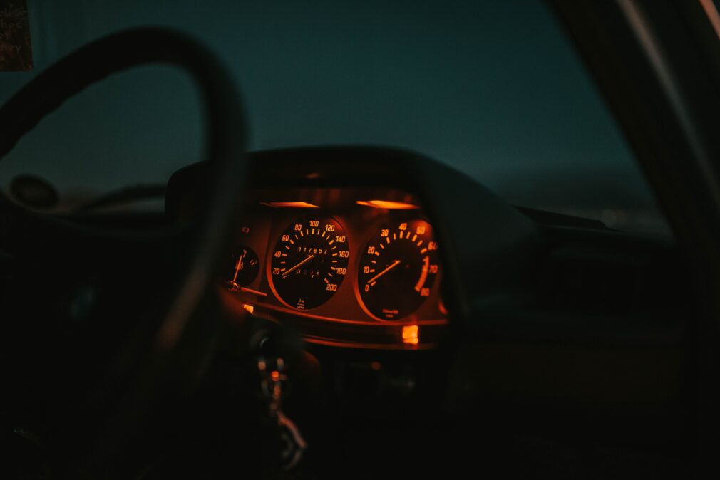 „Au un picior în lumea reală și un picior în spațiul cibernetic.” Joyriding, trendul de pe TikTok care a aprins dezbaterile în Irlanda
