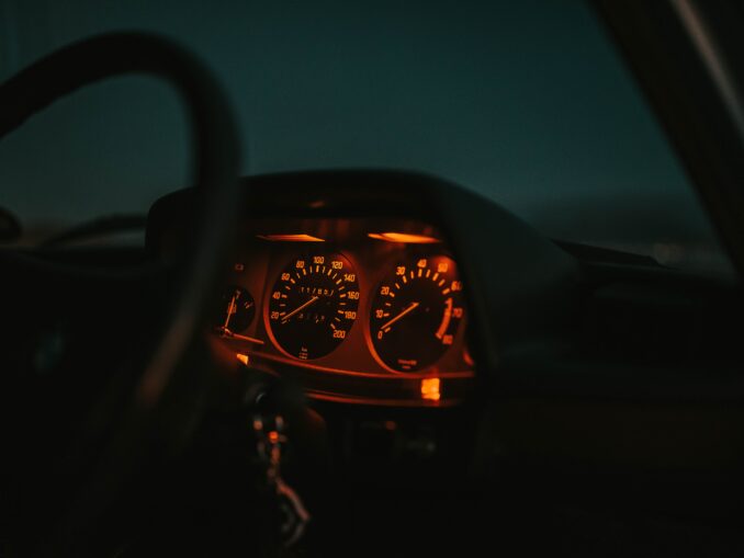 „Au un picior în lumea reală și un picior în spațiul cibernetic.” Joyriding, trendul de pe TikTok care a aprins dezbaterile în Irlanda