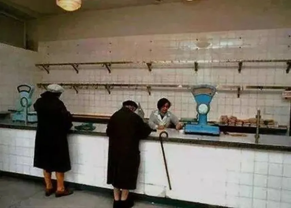 Cozi la carne, comentarii „tendențioase” și informatori la fiecare colț. CNSAS publică documente din 1980