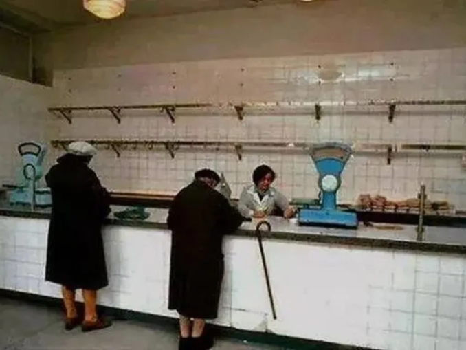 Cozi la carne, comentarii „tendențioase” și informatori la fiecare colț. CNSAS publică documente din 1980