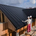 Oameni construind o casă, pe șantier, în contextul noilor reguli privind construcțiile fără autorizație de construire