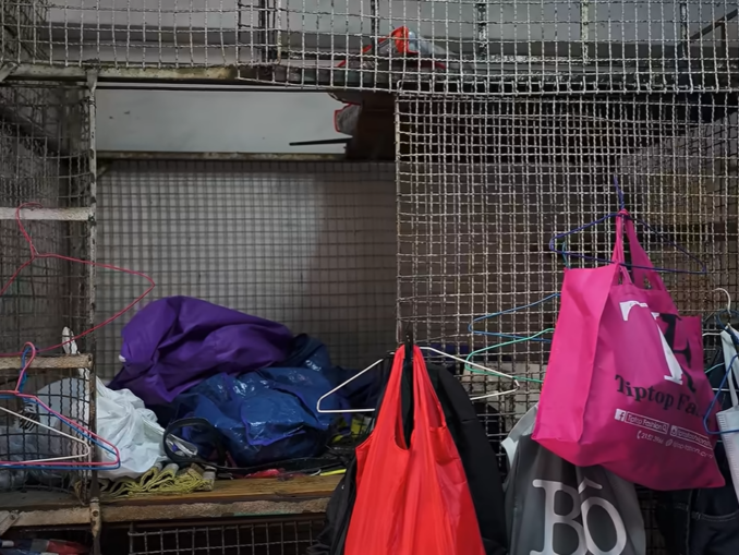 Apartamentele sicriu. Oameni care trăiesc zeci de ani în garsoniere de 2-3 metri pătrați  