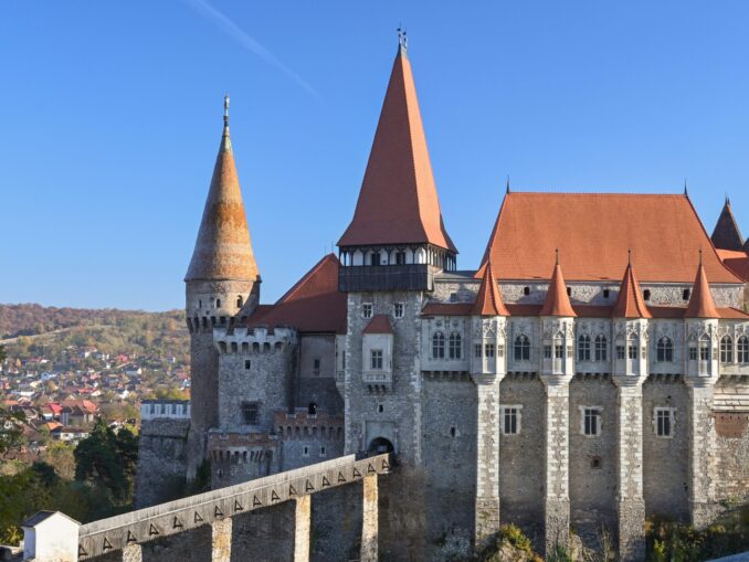 Restaurarea integrală a Castelului Corvinilor va fi gata până la sfârşitul lunii august