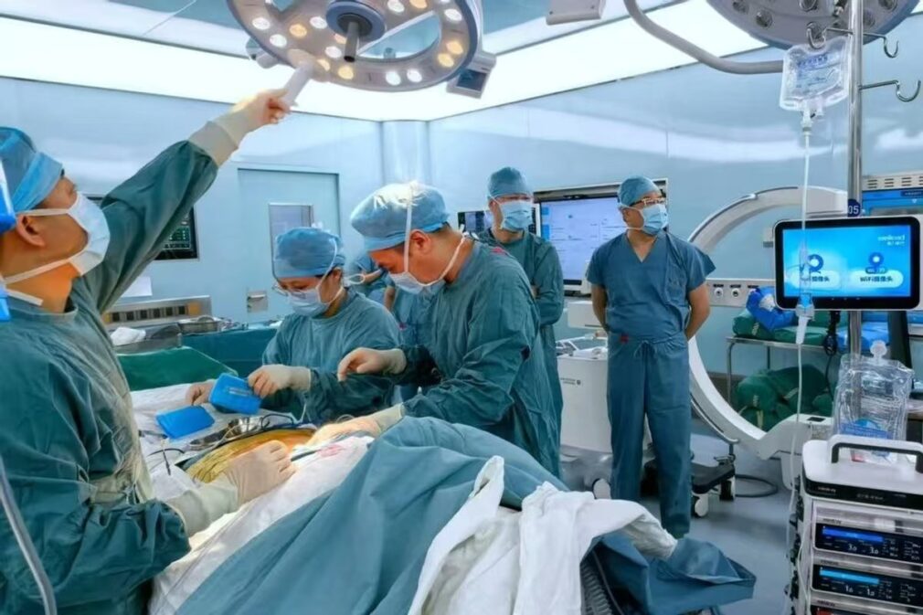 China anunță prima reatașare reușită a ambelor picioare, la nivel mondial