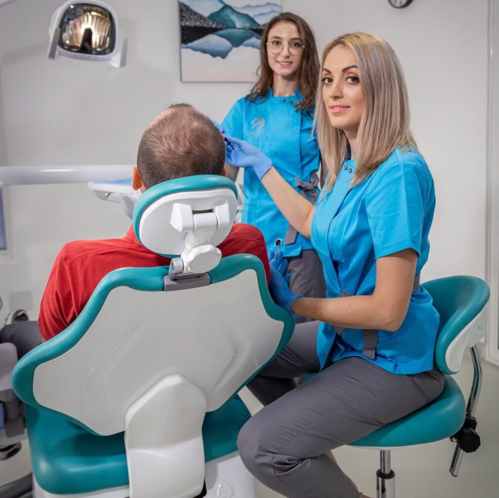 Cum se folosește corect ața dentară. Greșelile care pot răni gingiile