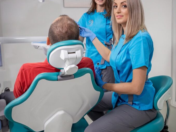 Cum se folosește corect ața dentară. Greșelile care pot răni gingiile