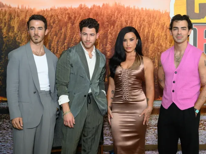 Demi Lovato și Jonas Brothers, reuniune emoționantă la premiera „Camp Rock 3”