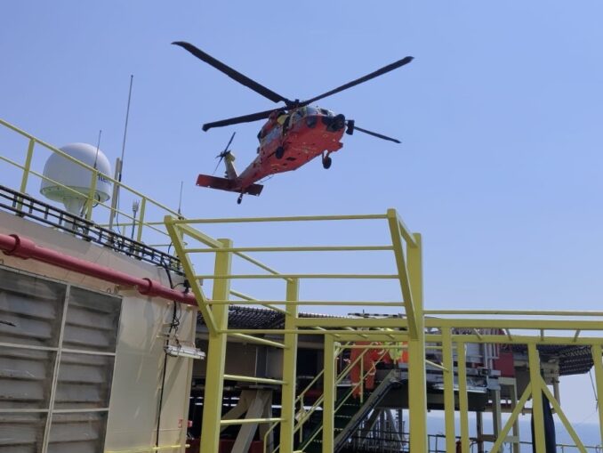Evacuare aeriană de pe o platformă din largul Mării Negre VIDEO