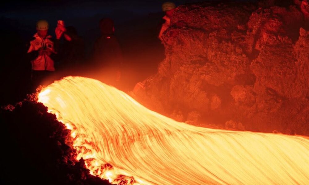 Vulcanul Etna a erupt din nou și a blocat aterizările pe aeroportul din Catania