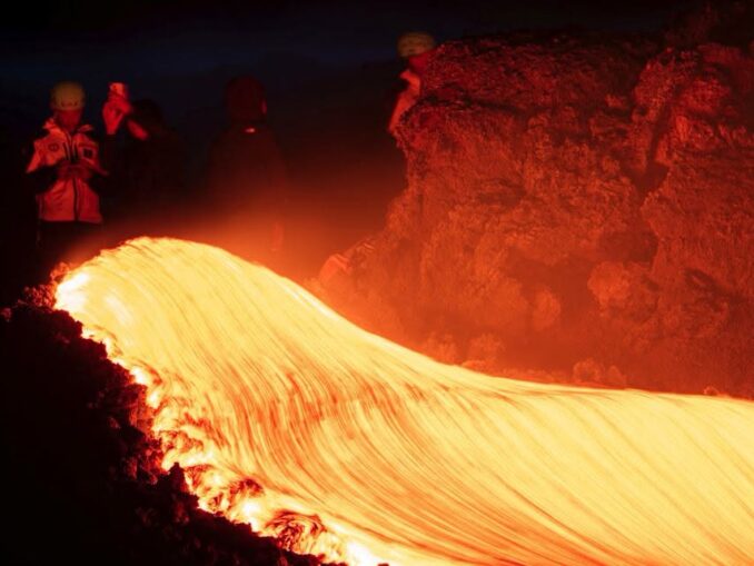 Avertismentul MAE pentru români. Erupția vulcanului Etna: toate zborurile de pe Aeroportul din Catania (Sicilia), suspendate