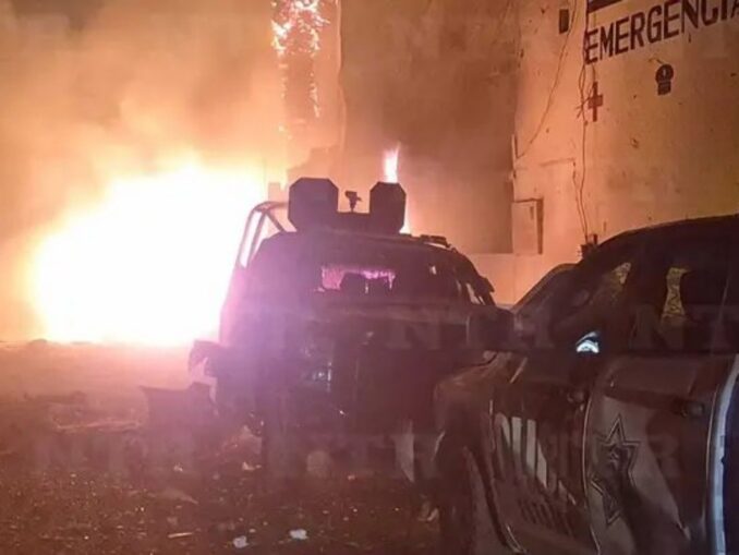 VIDEO Mașină-capcană detonată în fața unei secții de poliție din Mexic. Șase civili au fost răniți