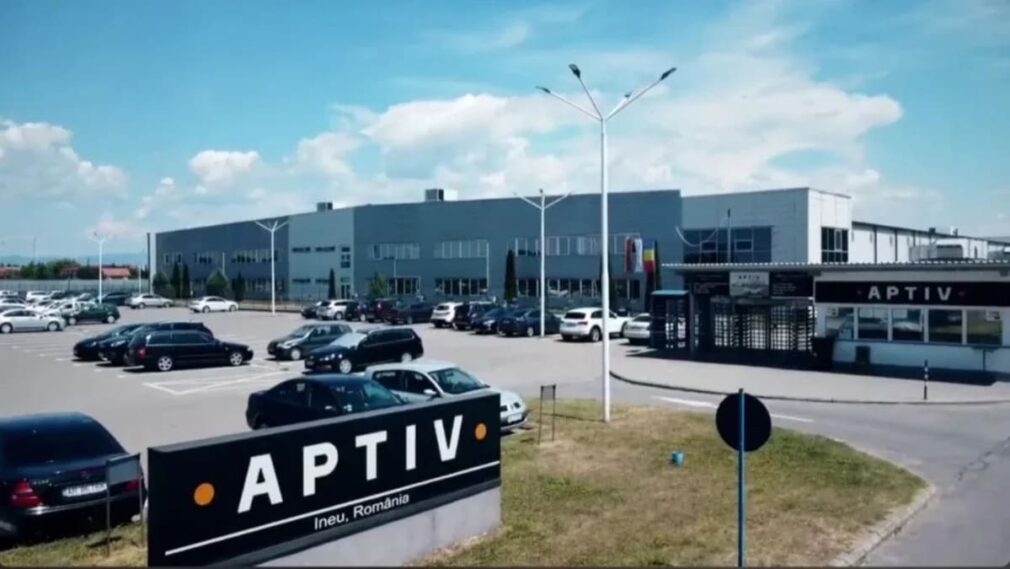 „Am lucrat aici aproape 20 de ani”. Cum trăiesc foștii angajați Aptiv din Ineu închiderea fabricii și câți bani li s-au promis