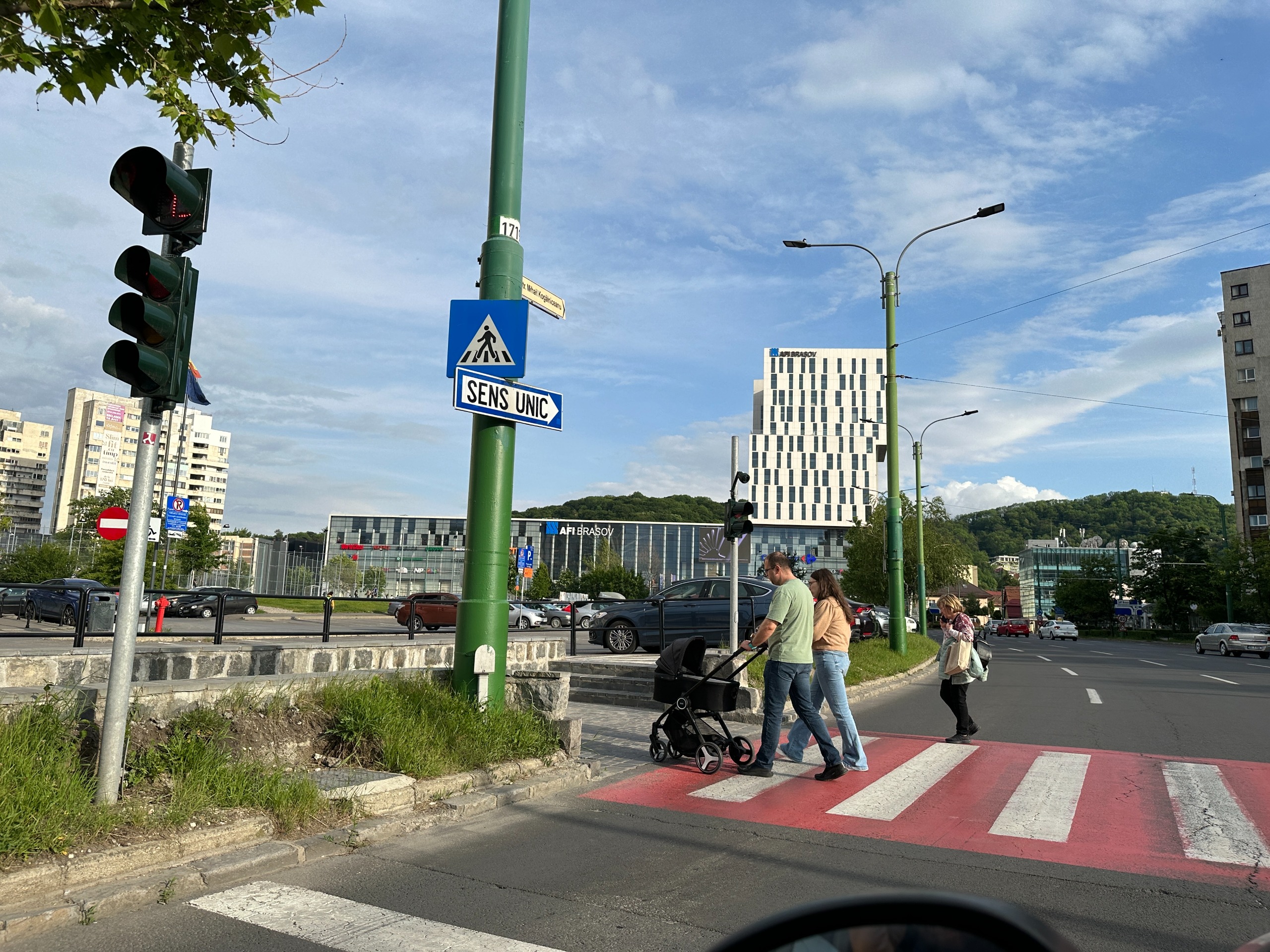 familie cu copil pe trecere de pietoni